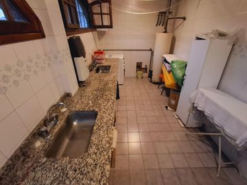Casa con cochera jardin y pileta en Colegiales