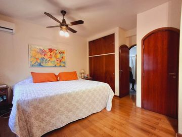 Casa con cochera jardin y pileta en Colegiales