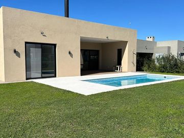 Casa en venta - Barrio San Felipe, Canning