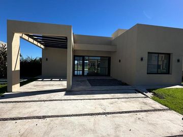 Casa en venta - Barrio San Felipe, Canning