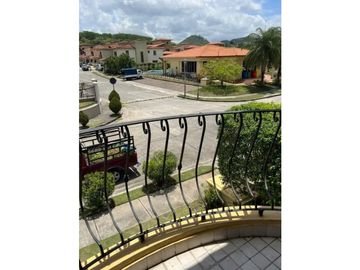 Casa en Venta en Paseo Dorado – Dorado Lake, Condado del Rey MLD