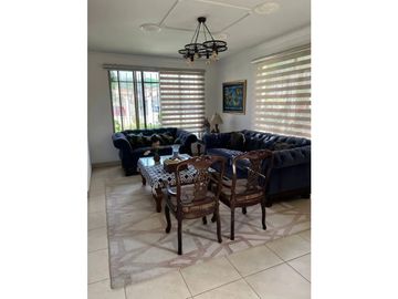 Casa en Venta en Paseo Dorado – Dorado Lake, Condado del Rey MLD