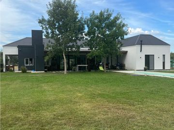 CASA EN VENTA - CLUB DE CAMPO SAN ROQUE Comarcas de Luján