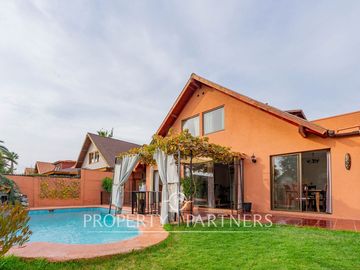 Venta de Casa con excelente ubicación y conexión a pasos de rojas magallanes.