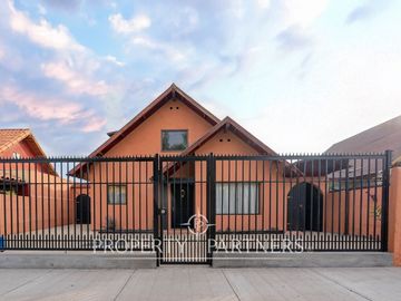 Venta de Casa con excelente ubicación y conexión a pasos de rojas magallanes.