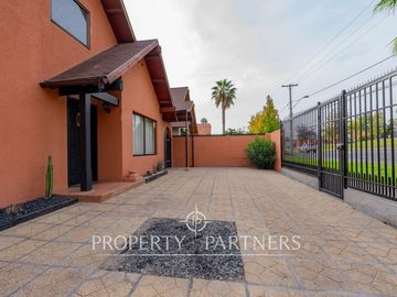 Venta de Casa con excelente ubicación y conexión a pasos de rojas magallanes.
