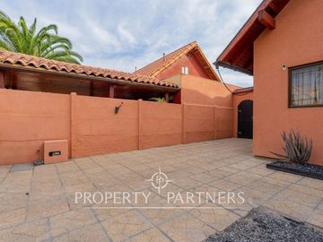Venta de Casa con excelente ubicación y conexión a pasos de rojas magallanes.