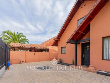 Venta de Casa con excelente ubicación y conexión a pasos de rojas magallanes.