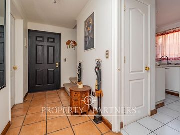 Venta de Casa con excelente ubicación y conexión a pasos de rojas magallanes.