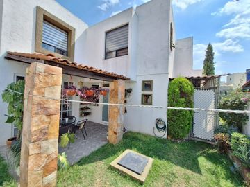Casa en venta en el Fraccionamiento Amates, Col. Zerezotla, San Pedro Cholula.