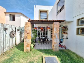 Casa en venta en el Fraccionamiento Amates, Col. Zerezotla, San Pedro Cholula.