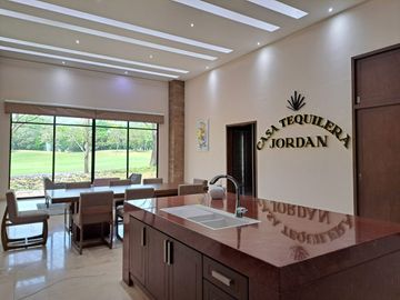 Residencia en 1ra etapa, de una Planta con vista a Campo de Golf en Altozano.