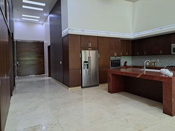 Residencia en 1ra etapa, de una Planta con vista a Campo de Golf en Altozano.