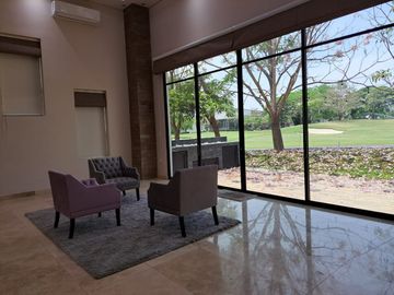 Residencia en 1ra etapa, de una Planta con vista a Campo de Golf en Altozano.