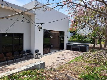 Residencia en 1ra etapa, de una Planta con vista a Campo de Golf en Altozano.