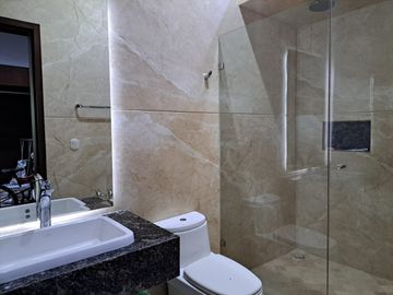 Residencia en 1ra etapa, de una Planta con vista a Campo de Golf en Altozano.