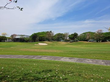 Residencia en 1ra etapa, de una Planta con vista a Campo de Golf en Altozano.
