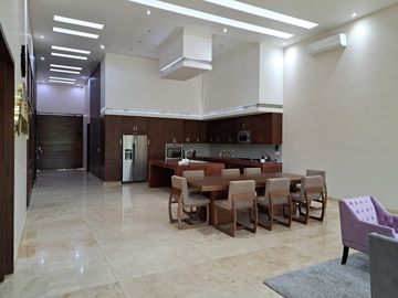 Residencia en 1ra etapa, de una Planta con vista a Campo de Golf en Altozano.