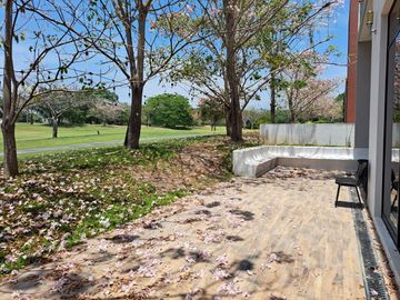Residencia en 1ra etapa, de una Planta con vista a Campo de Golf en Altozano.