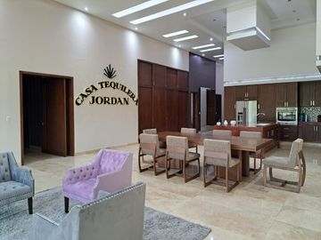 Residencia en 1ra etapa, de una Planta con vista a Campo de Golf en Altozano.