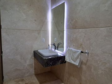 Residencia en 1ra etapa, de una Planta con vista a Campo de Golf en Altozano.