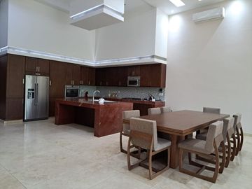 Residencia en 1ra etapa, de una Planta con vista a Campo de Golf en Altozano.