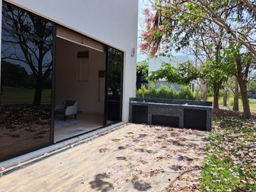 Residencia en 1ra etapa, de una Planta con vista a Campo de Golf en Altozano.