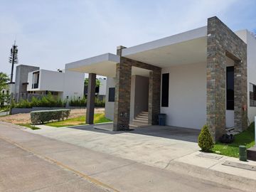 Residencia en 1ra etapa, de una Planta con vista a Campo de Golf en Altozano.