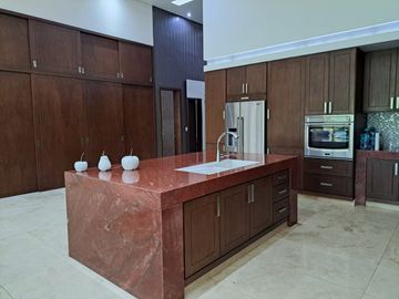 Residencia en 1ra etapa, de una Planta con vista a Campo de Golf en Altozano.