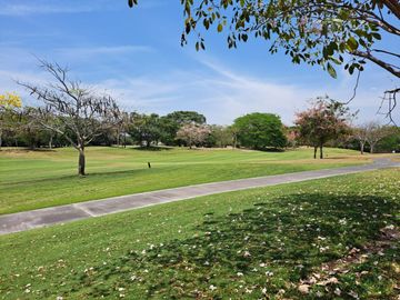 Residencia en 1ra etapa, de una Planta con vista a Campo de Golf en Altozano.
