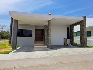 Residencia en 1ra etapa, de una Planta con vista a Campo de Golf en Altozano.
