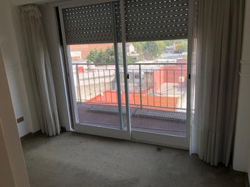 Departamento en 5 to piso a la calle - Balcon - 3 baños