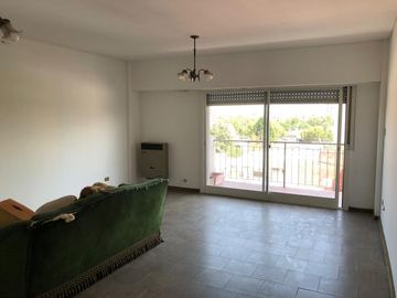 Departamento en 5 to piso a la calle - Balcon - 3 baños