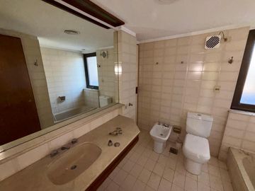 Departamento en venta - 3 Dormitorios 3 Baños - Cochera - La Plata