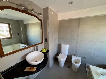 Departamento en venta - 3 Dormitorios 3 Baños - Cochera - La Plata