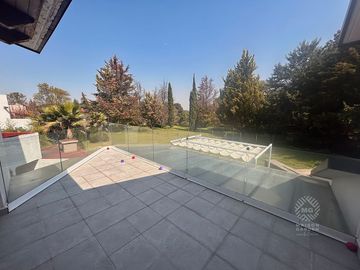 Renta de casa con hermosa vista en Hacienda de Valle Escondido