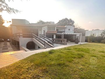 Renta de casa con hermosa vista en Hacienda de Valle Escondido