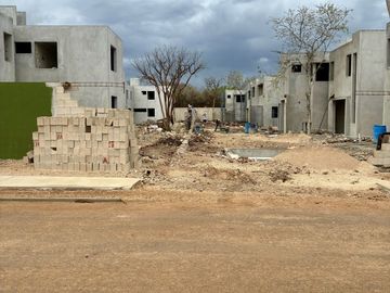 EN VENTA CASA CON TERRAZA EN SANTA LORETO, CAUCEL | SE ACEPTA INFONAVIT |