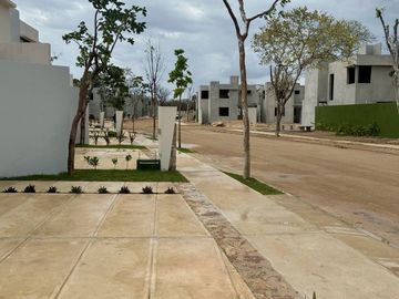 EN VENTA CASA CON TERRAZA EN SANTA LORETO, CAUCEL | SE ACEPTA INFONAVIT |