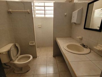 Casa ideal para Negocio o giro Comercial  en la  García Ginerés