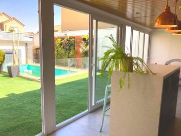 OPORTUNIDAD  ESPECTACULAR CONDOMINIO 4 DORM, PISC, QUINCHO