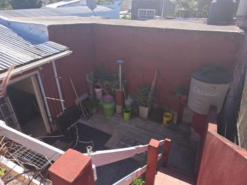 Casa en tres plantas, en excelente estado