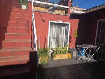 Casa en tres plantas, en excelente estado