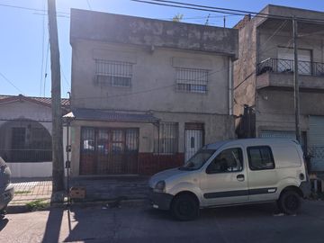 Casa en tres plantas, en excelente estado