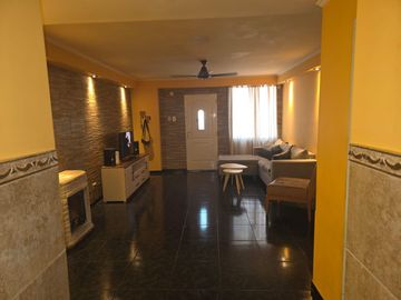 Casa en tres plantas, en excelente estado