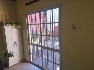 Casa en tres plantas, en excelente estado