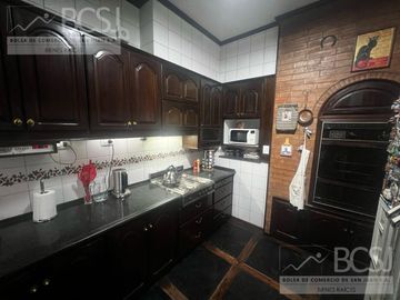 Casa en  Av. Libertador entre Salta y Av. España