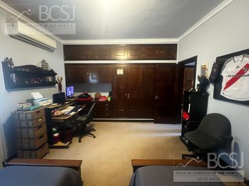Casa en  Av. Libertador entre Salta y Av. España