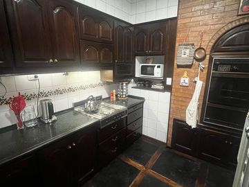 Casa en  Av. Libertador entre Salta y Av. España