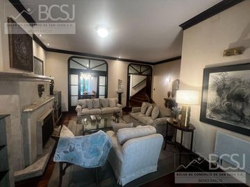 Casa en  Av. Libertador entre Salta y Av. España